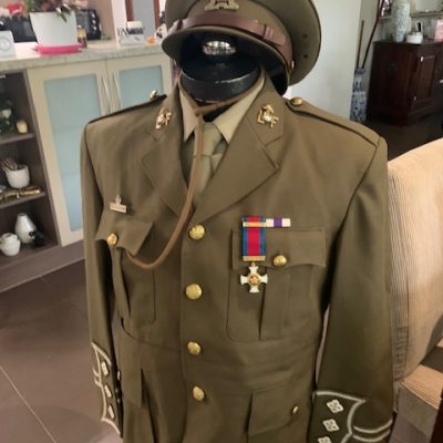 REPLICA WW1 BRITISH ARMY TUNIC AND HAT CAPTAIN
