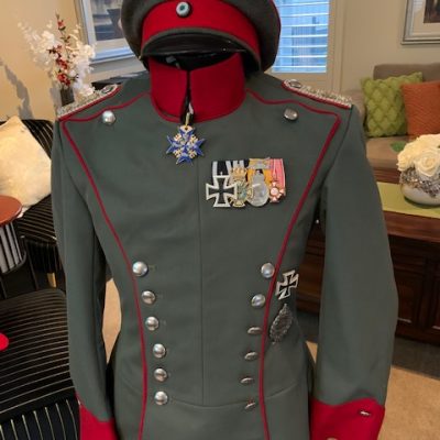 REPLICA UNIFORM OF THE RED BARON, TUNIC, HAT AND MEDALS