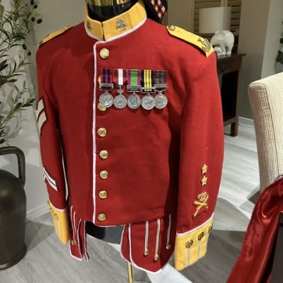 REPLICA HIGHLAND CORPORALS TUNIC AND HAT WITH MEDALS